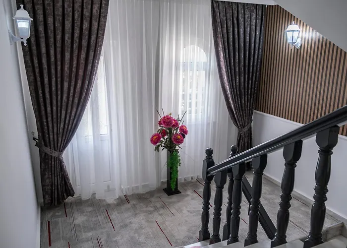 Mustis Royal Plaza מלון