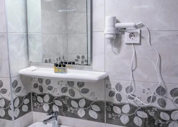 Mustis Royal Plaza מלון 3*